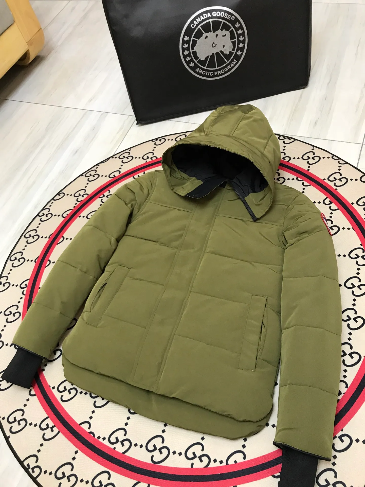 P640 Canada Goose MacMillan parka 17 styles for men and women, short style without fur collar, Arctic and Antarctic scientific expedition teams and others choose Canada Goose as their winter wear, the Rolls-Royce of down jackets. ➖ Industry-leading anti-counterfeiting chip sensing. ➖ Imported Behringer embroidery machines and customized embroidery labels, the highest level and industry leading. ➖ Imported Korean 21-count polyester-cotton blended original fabric, TC85 waterproof coated fabric, water-repellent, windproof and wear-resistant. ➖ The new national standard 80 white duck down is filled with an average of 520 grams of down. The amount of down filled is industry-leading. ➖ 100% nylon lining with double double-layer sealing design to prevent velvet running, and seamless thread design on the cuffs! ➖ Western Canadian Green Wolf Collar. ➖ Yoshida YKK provides original factory-customized electroplated sliders. YKK two-way lockable zippers are tight and smooth and do not peel off paint. ➖ 3M composite Velcro is durable and the accessories and hardware are all custom-made. Note: Our copywriting is only simple and clear. Instead of bragging about the copywriting, it is better to compare and understand with samples. Only for the purest goose, the most dedicated, the most professional, the highest quality, the highest cost performance! Color: green gray red off-white navy black SIZE: S-XXL [with size chart]